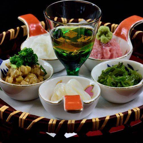 お部屋でゆったり
旅館名物の朝食を味わう / 2