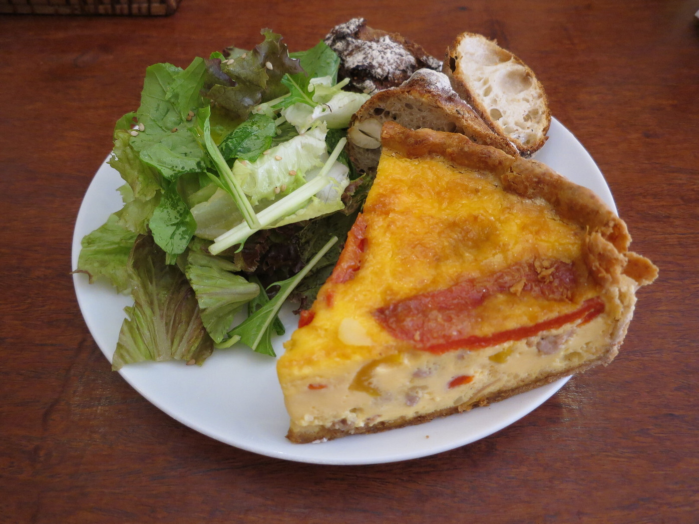 「パーラー江古田」料理 25485 季節のキッシュセット：サルシッチャとパプリカとじゃがいものキッシュ、ハンドドリップのアイスコーヒー1