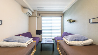 ツインルーム シングルベッド 2 台 共用バスルーム オーシャンビュー