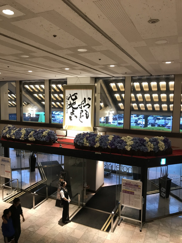 入り口の雰囲気・送迎バスが到着するたびに混雑