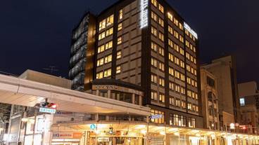 施設の正面 (日没後) / 2