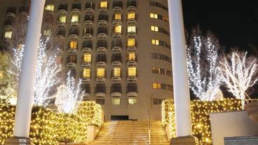 施設の正面 (日没後) / 1