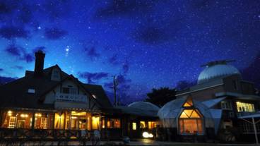 施設の正面 (日没後) / 3