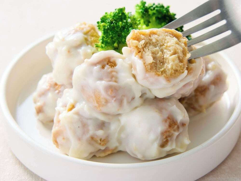 朝食ブッフェ おから肉団子とブロッコリーのホワイトソース