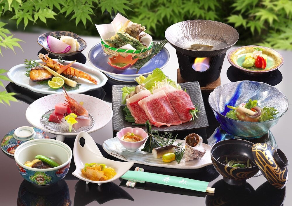 石段街まで徒歩約3分。バリアフリー客室や露天風呂付き客室がある老舗宿4754960