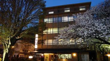 施設の正面 (日没後) / 2