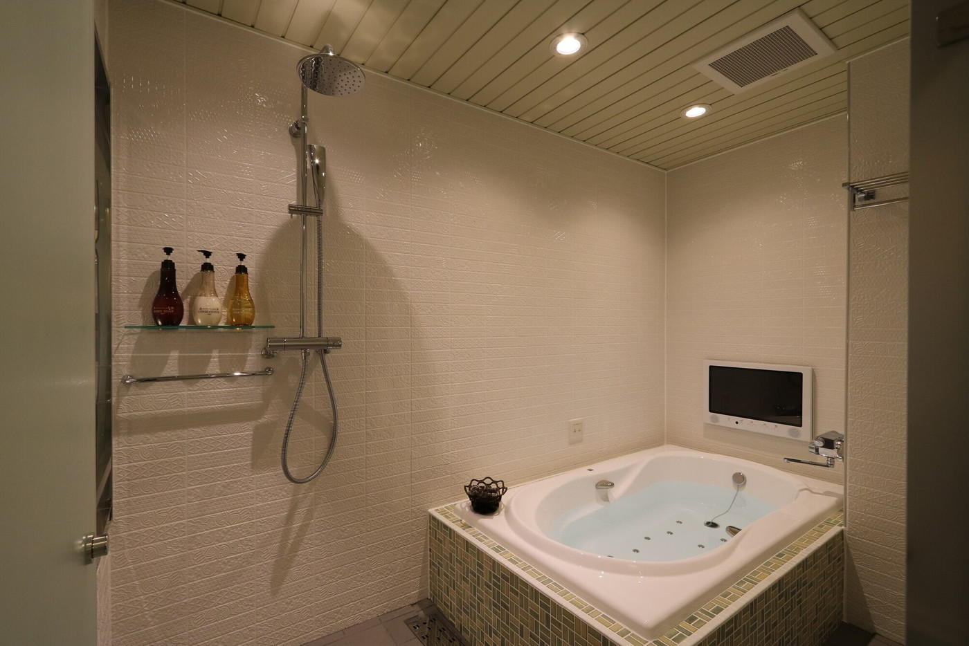 リラクゼーション効果抜群のバスルームで、彼と癒しのひとときを3525857