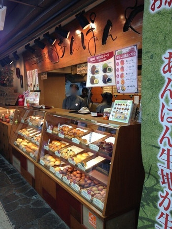 「こころにあまい あんぱんや 梅田店」外観 997051 阪急梅田駅からすぐ、新梅田食堂街にあります