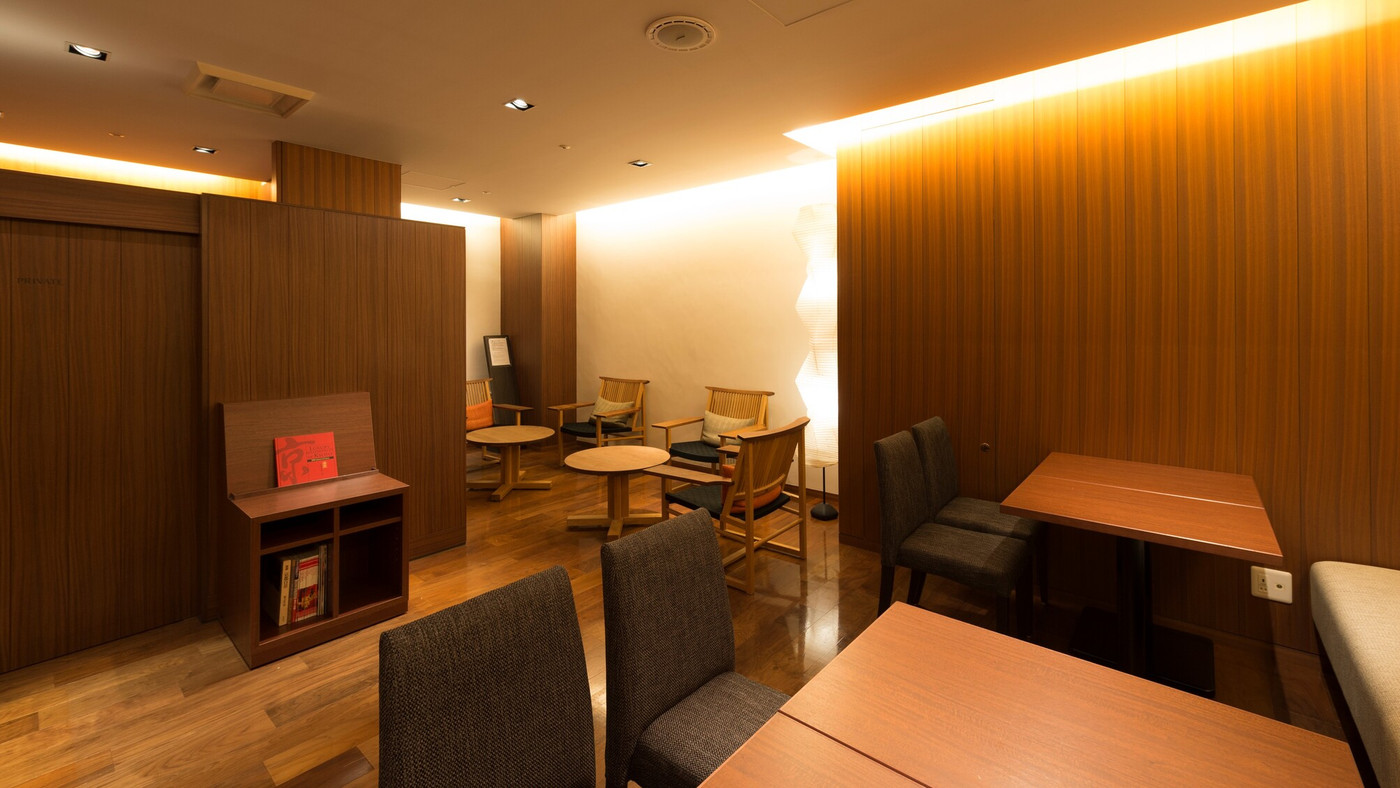 京風情が感じられる個性的なバーでのんびり寛ぐ3716406