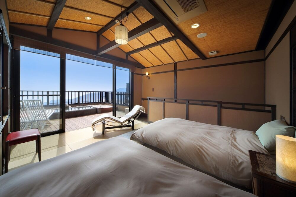 9.大パノラマの展望露天風呂で朝日から夜景まで堪能「お宿 うち山」3350886