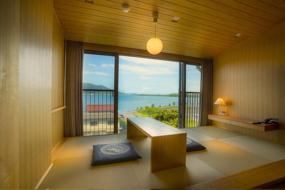 海側和洋室の窓際