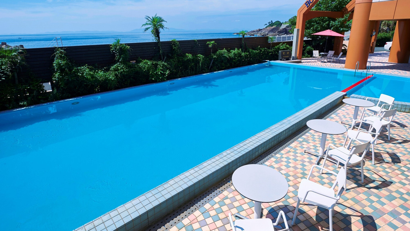 水平線に沈む夕陽は、心洗われる美しさ3521060