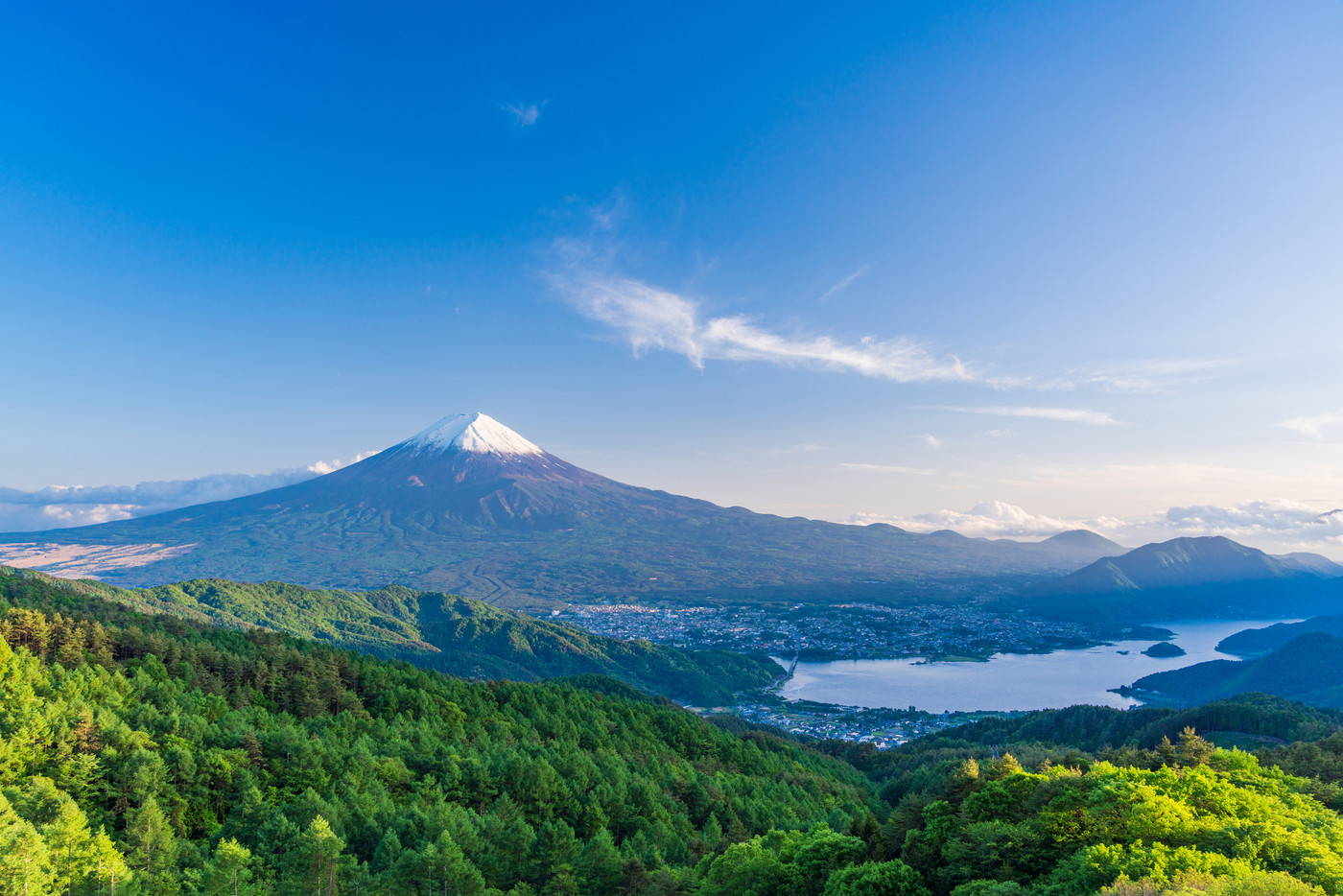 【山梨県】新緑の御坂道から初夏に雪化粧した富士山