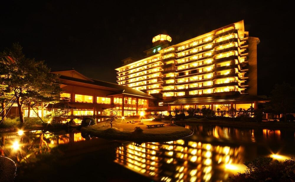 施設の正面 (日没後)