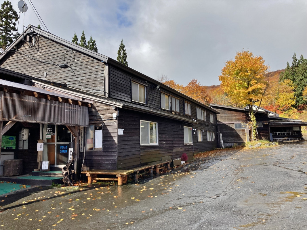 紅葉に包まれる木造の湯宿