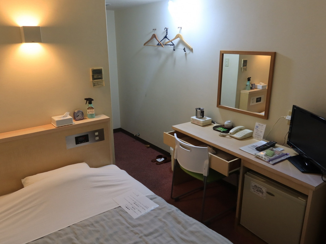 冷蔵庫、テレビ、ポットなど標準的な設備