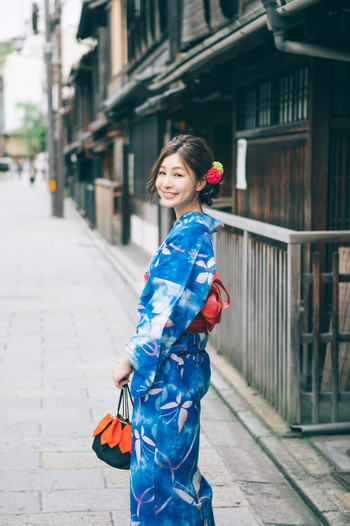 祇園の街を観光する浴衣の女性