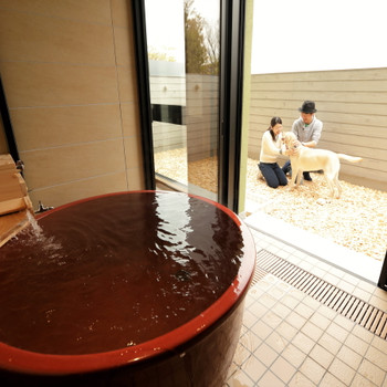 庭で遊ぶワンちゃんを眺めながら露天風呂を楽しめる3982537