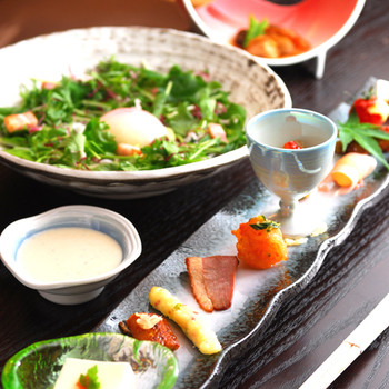 静寂の中、一人寛ぎの時間を過ごす3966492