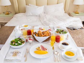 Stay at a hotel where you can enjoy a delicious breakfast3198567