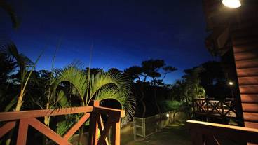 施設の正面 (日没後) / 4