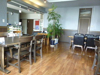 「トロイカ」 内観 51194786 テーブル席からなる店内