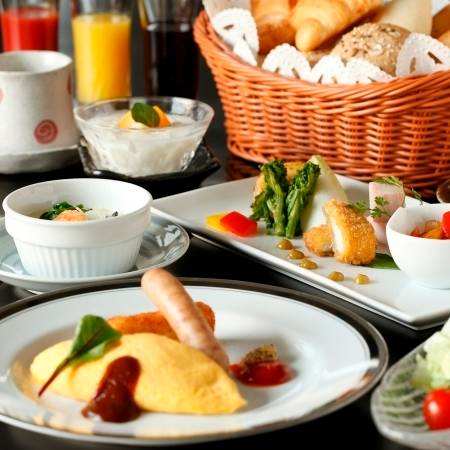 和食派も洋食派も笑顔
贅沢な朝食 / 1
