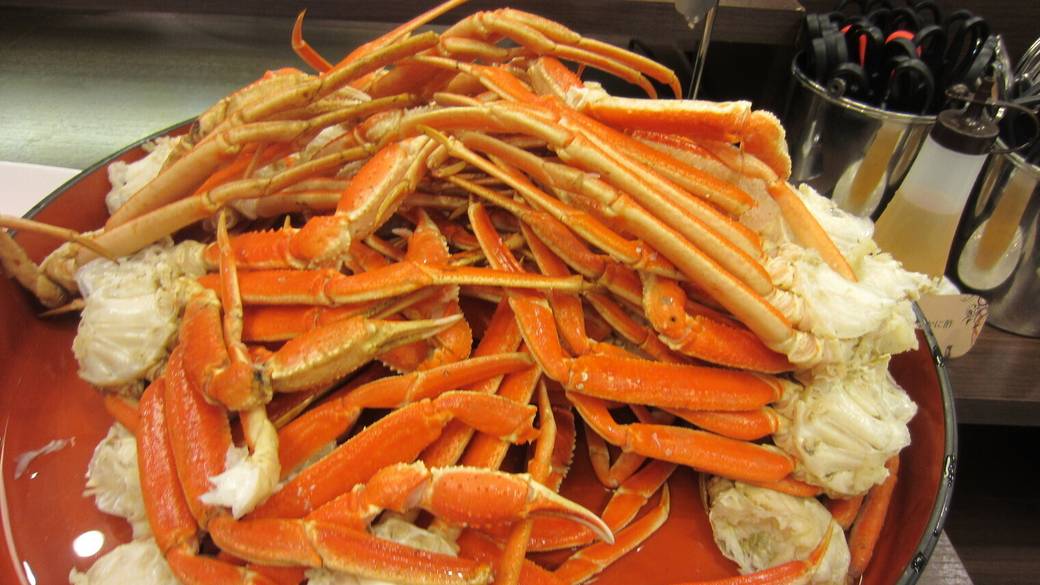 カニの食べ放題も！
夕食バイキングに舌鼓 / 2