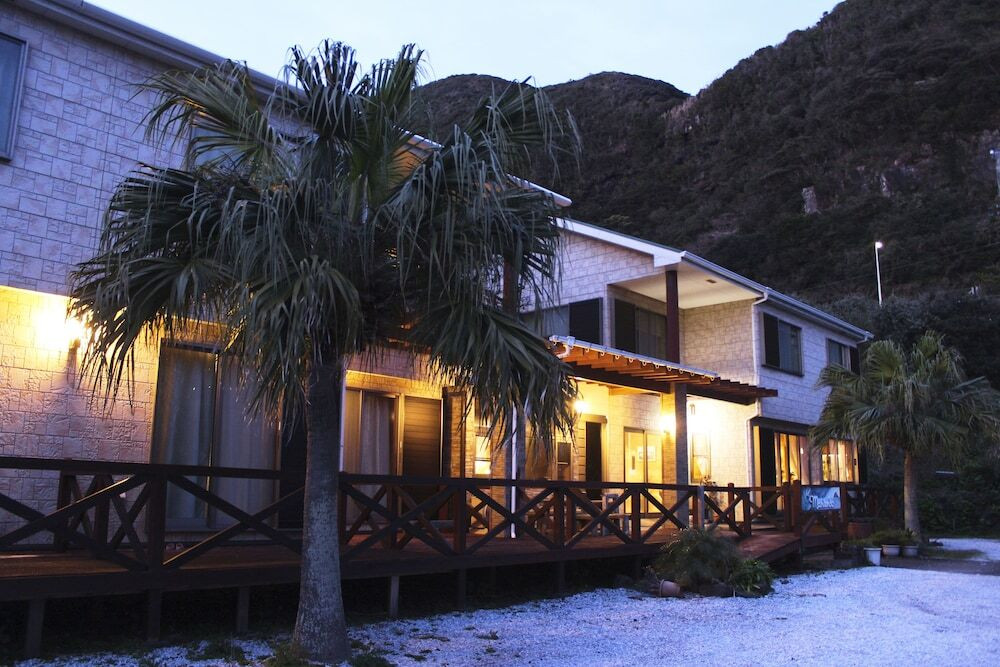 施設の正面 (日没後)