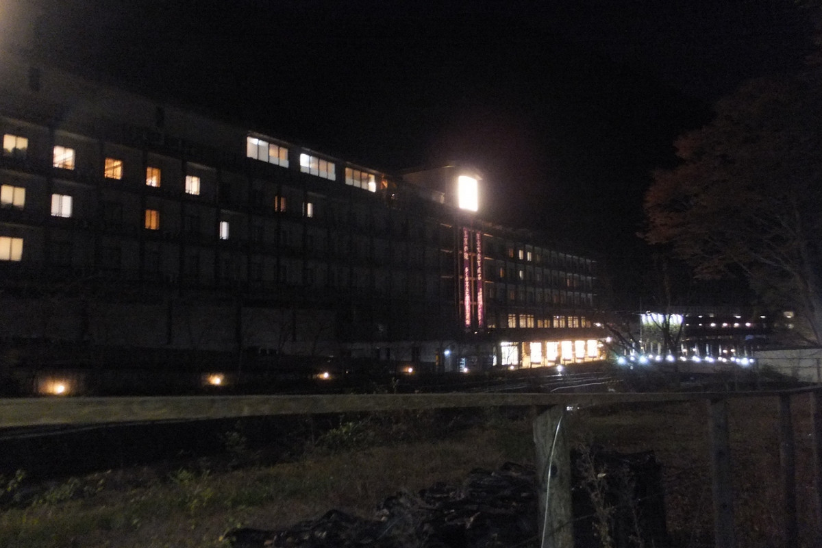 川向うに天成園は3つ星の評価あり