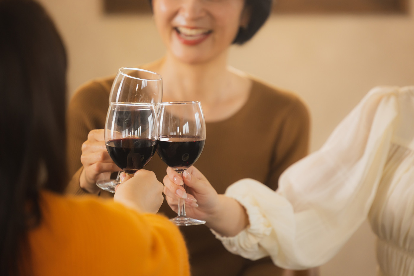 ワインで乾杯する女性　