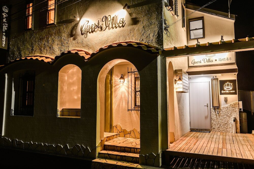 施設の正面 (日没後)