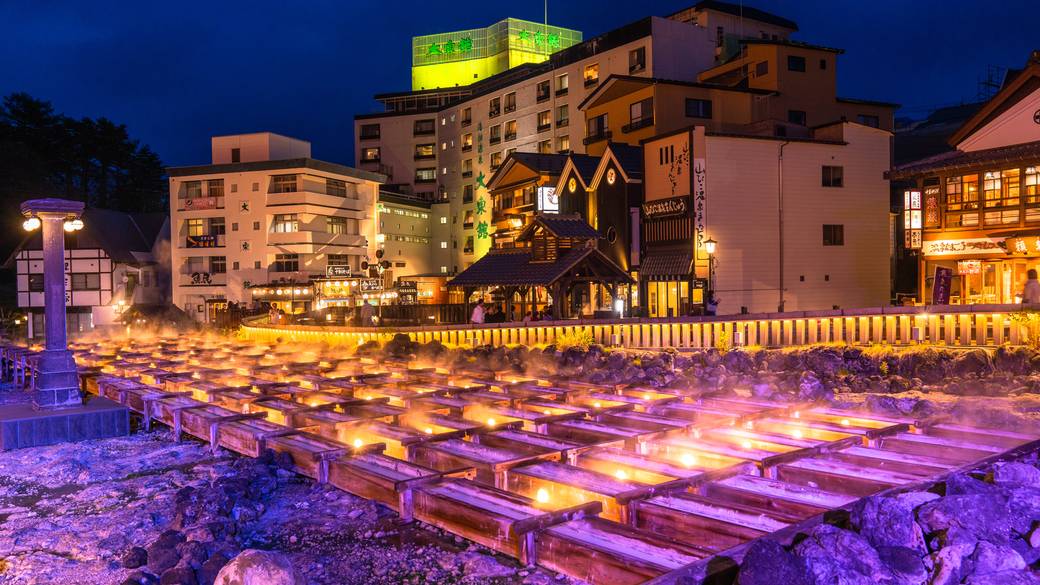 素敵な浴衣を着て
夜の「湯畑」へ / 1