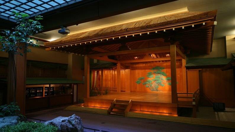 ロビーにある見事な能舞台 / 4