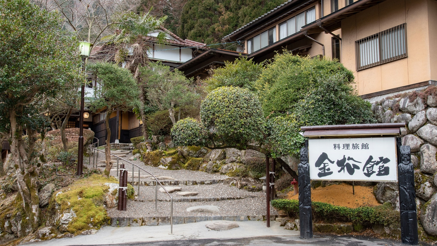 里山の風景の中にたたずむ旅館。旬の鮎や飛騨牛が並ぶ夕食が魅力3654967