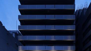 施設の正面 (日没後) / 1