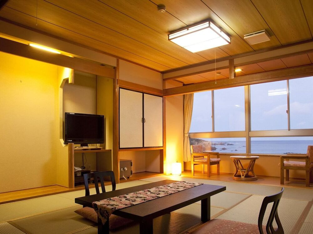 料理自慢の宿で新鮮な海の幸をお腹いっぱい満喫する3933589