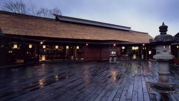 施設の正面 (日没後) / 3