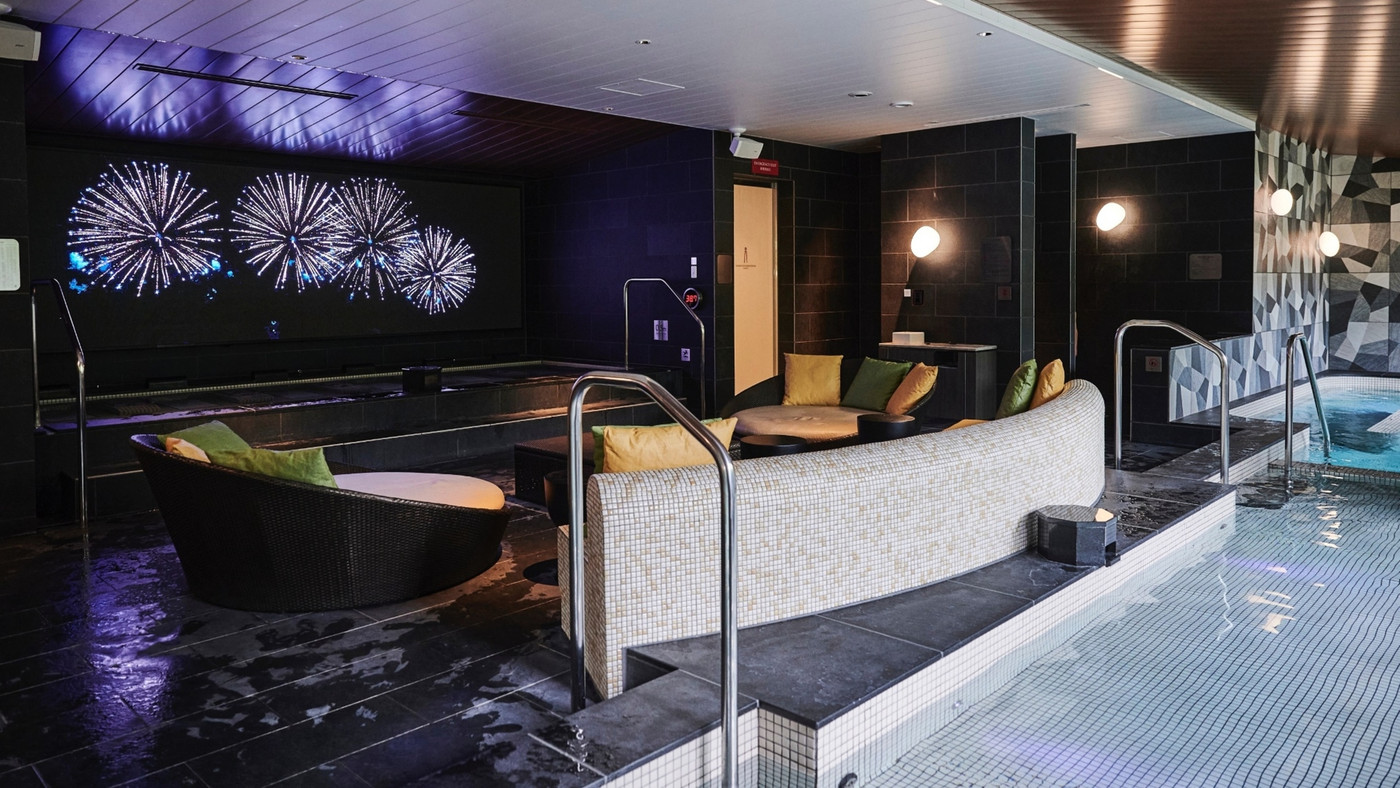 水着着用の大浴場の巨大スクリーンでデジタルアートを満喫！3530779