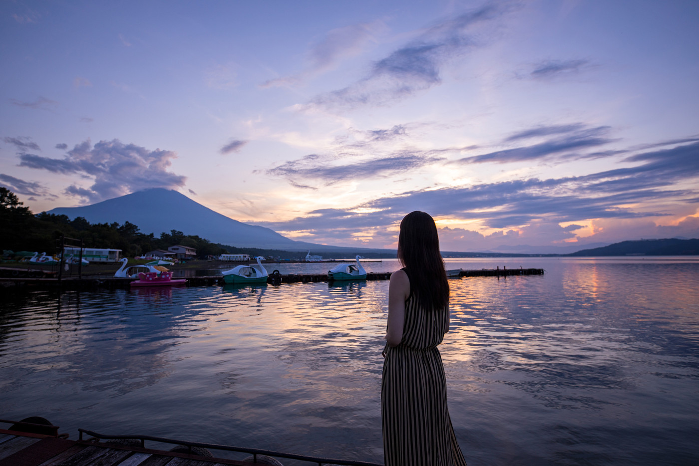 山中湖　女性　富士山　サンセット