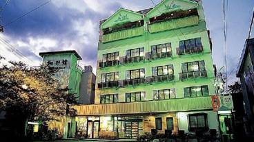 施設の正面 (日没後) / 3