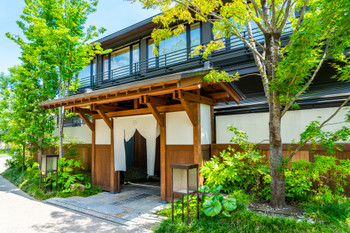 [Tokyo] A onsen ryokan in the nature-filled Shimokita Railway Street