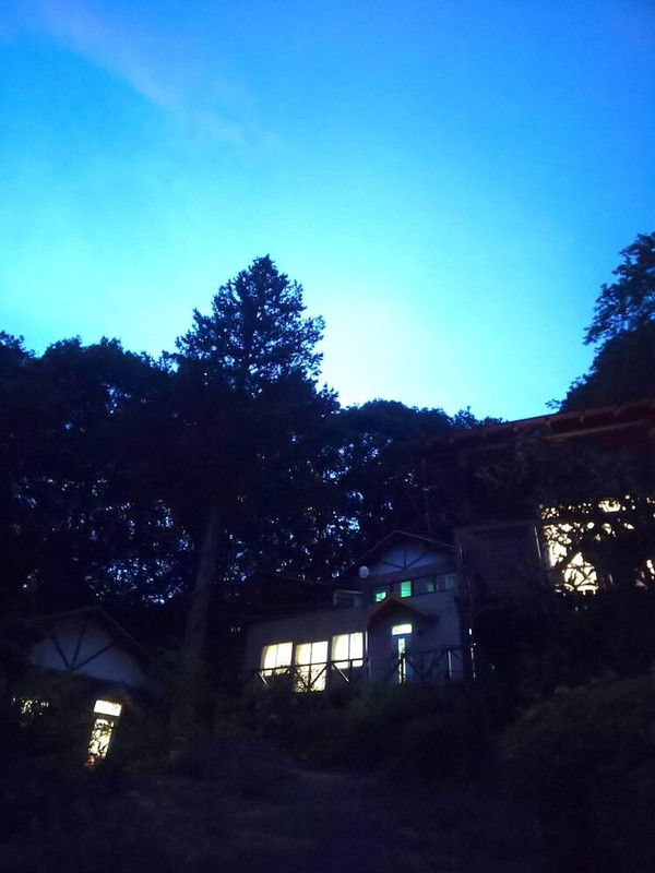 施設の正面 (日没後)