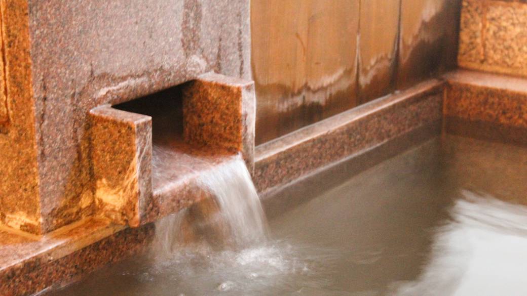 加水なしの湯畑源泉
歴史ある湯舟に浸かる / 1