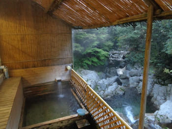 渓谷沿いの露天風呂が最高。自然と一体化したような体験を楽しもう3551361