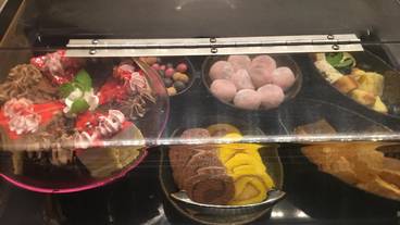 ラウンジ　フィーカタイム お菓子① / 2