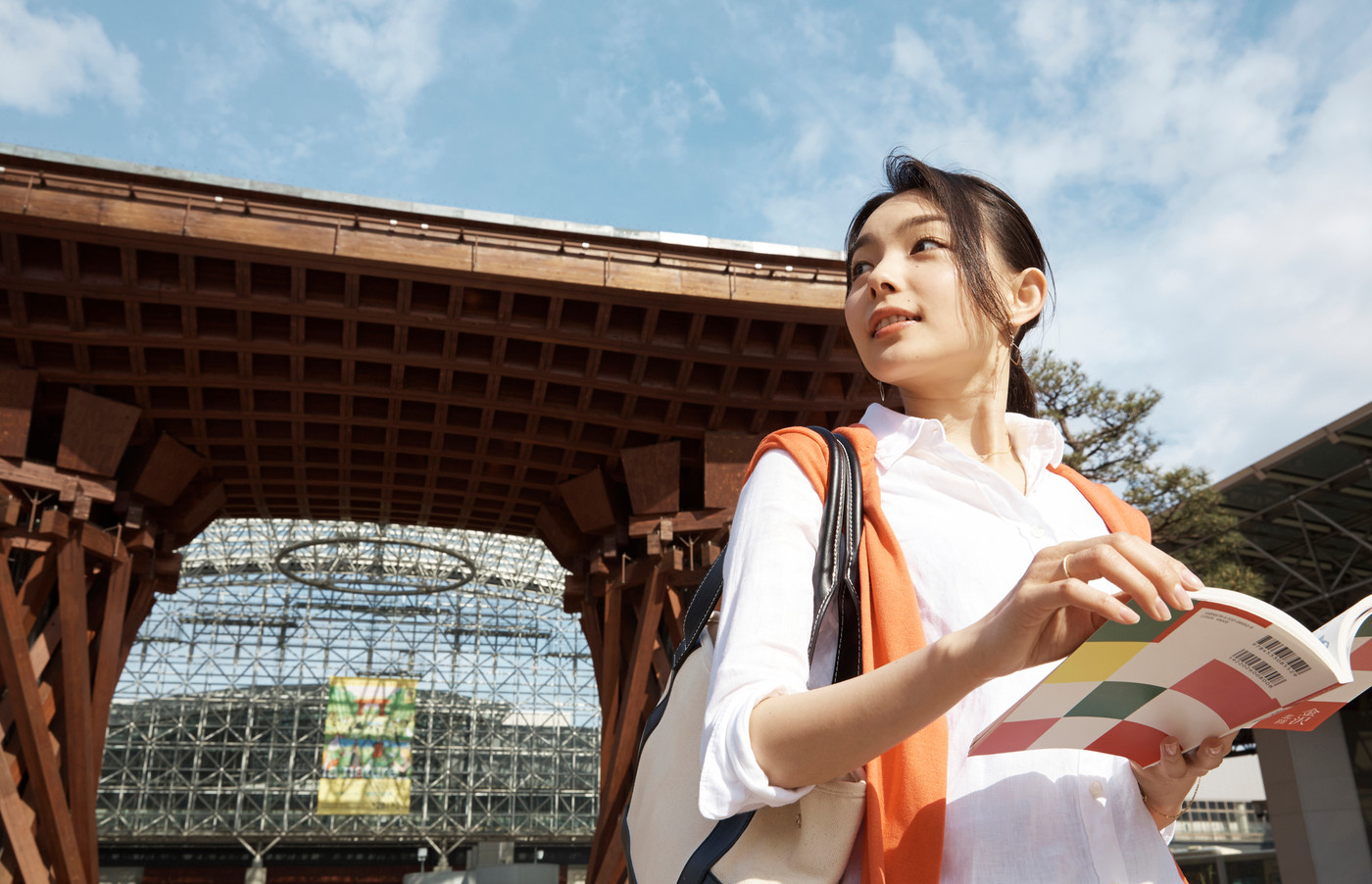 旅を楽しむ女性