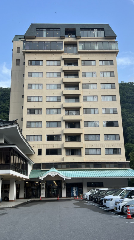 温泉街の中でも一際目立つ建物です。