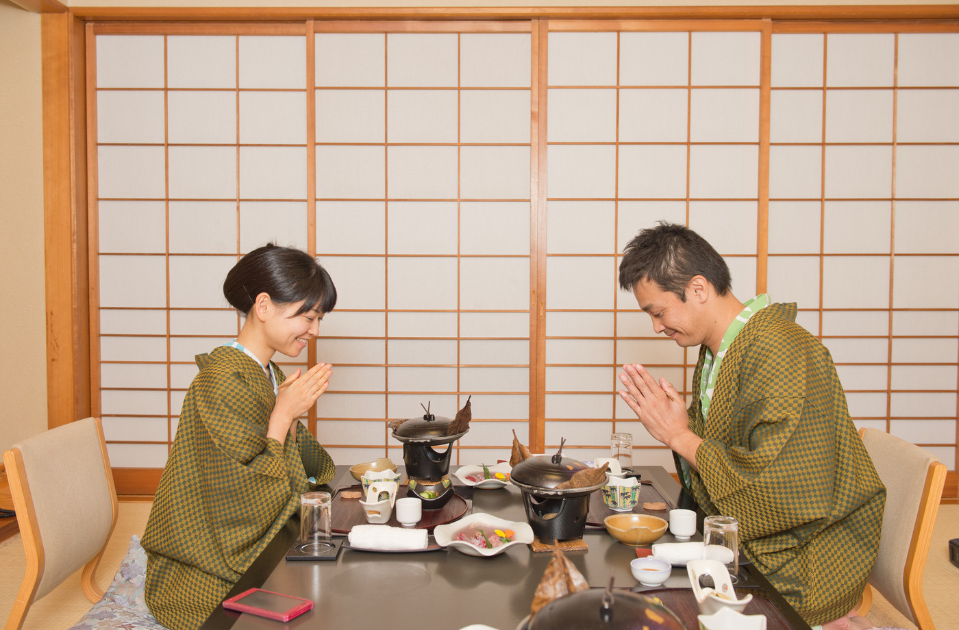 温泉で食事をするカップル