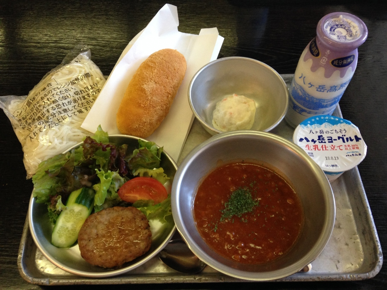懐かしい空気と思い出の給食にほっこり4245728